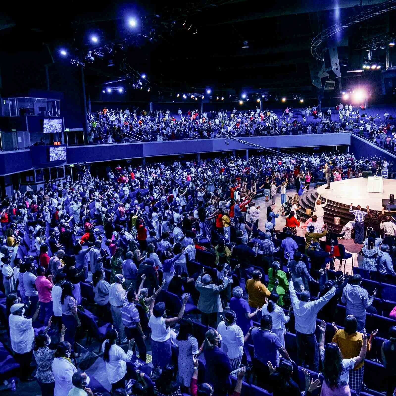 Großveranstaltung mit Bühne, Lichttechnik und großem Publikum bei Event