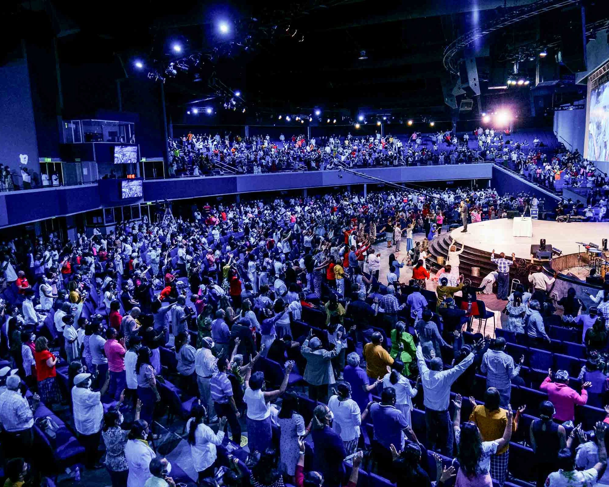 Gro&szlig;veranstaltung mit B&uuml;hne, Lichttechnik und gro&szlig;em Publikum bei Event