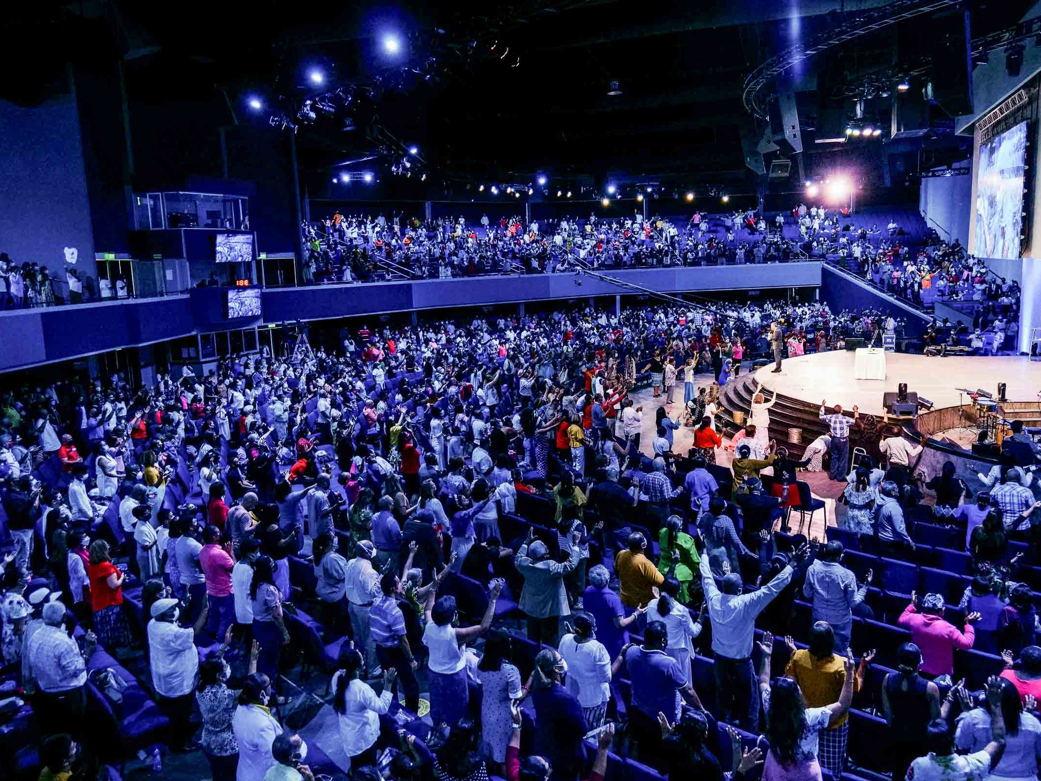 Großveranstaltung mit Bühne, Lichttechnik und großem Publikum bei Event