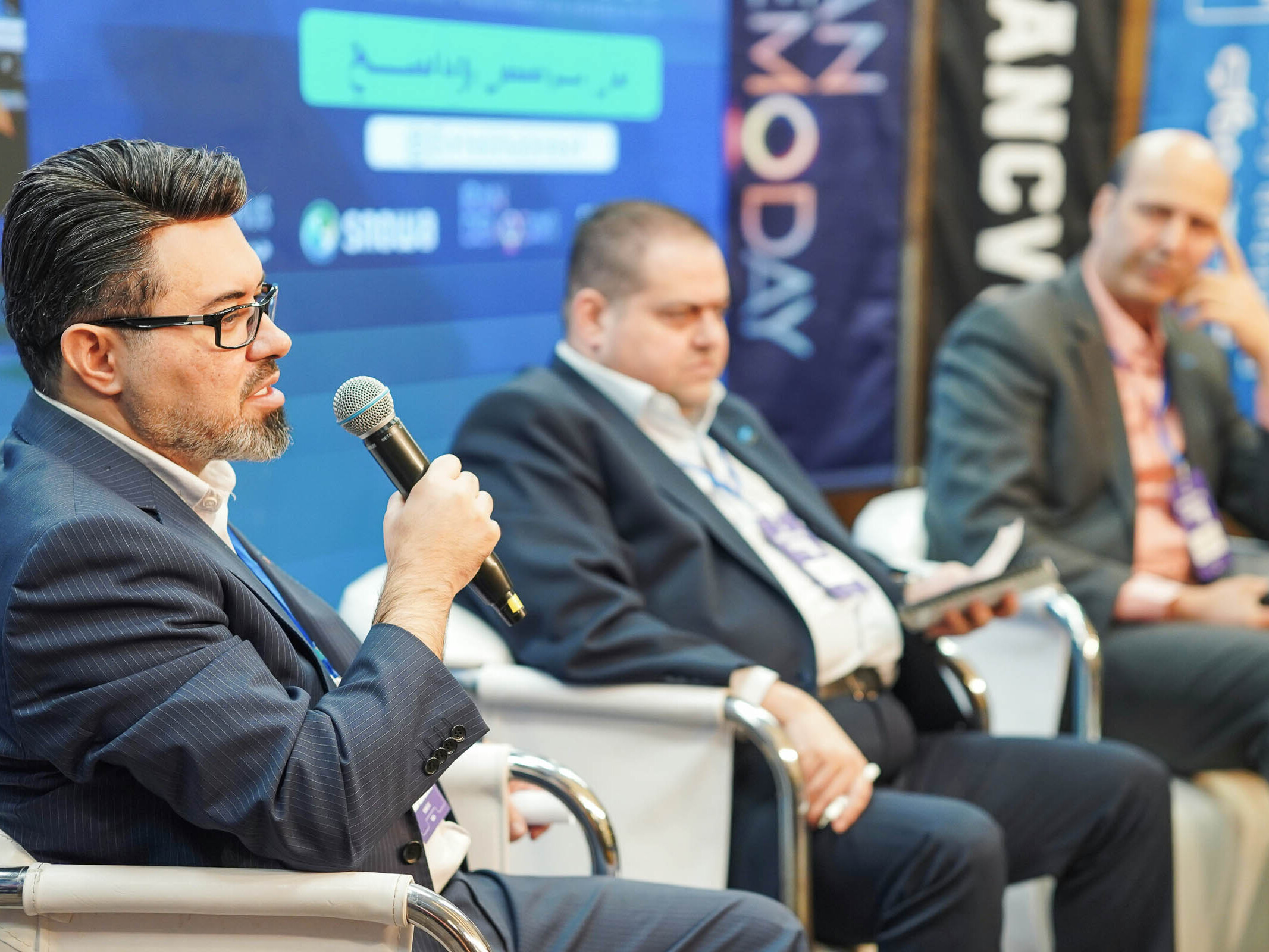 Panel Diskussion bei Hybrid Event mit Mikrofon und Live Streaming Konferenztechnik