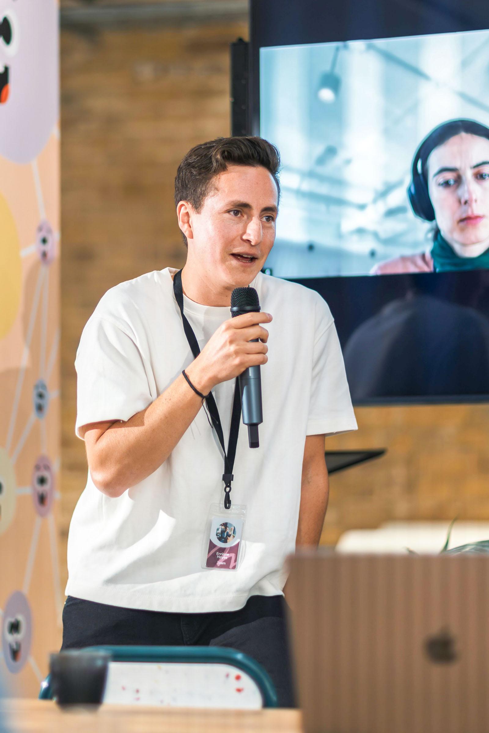 Speaker bei Hybrid Vortrag mit Mikrofon und Streaming Teilnehmer auf Display