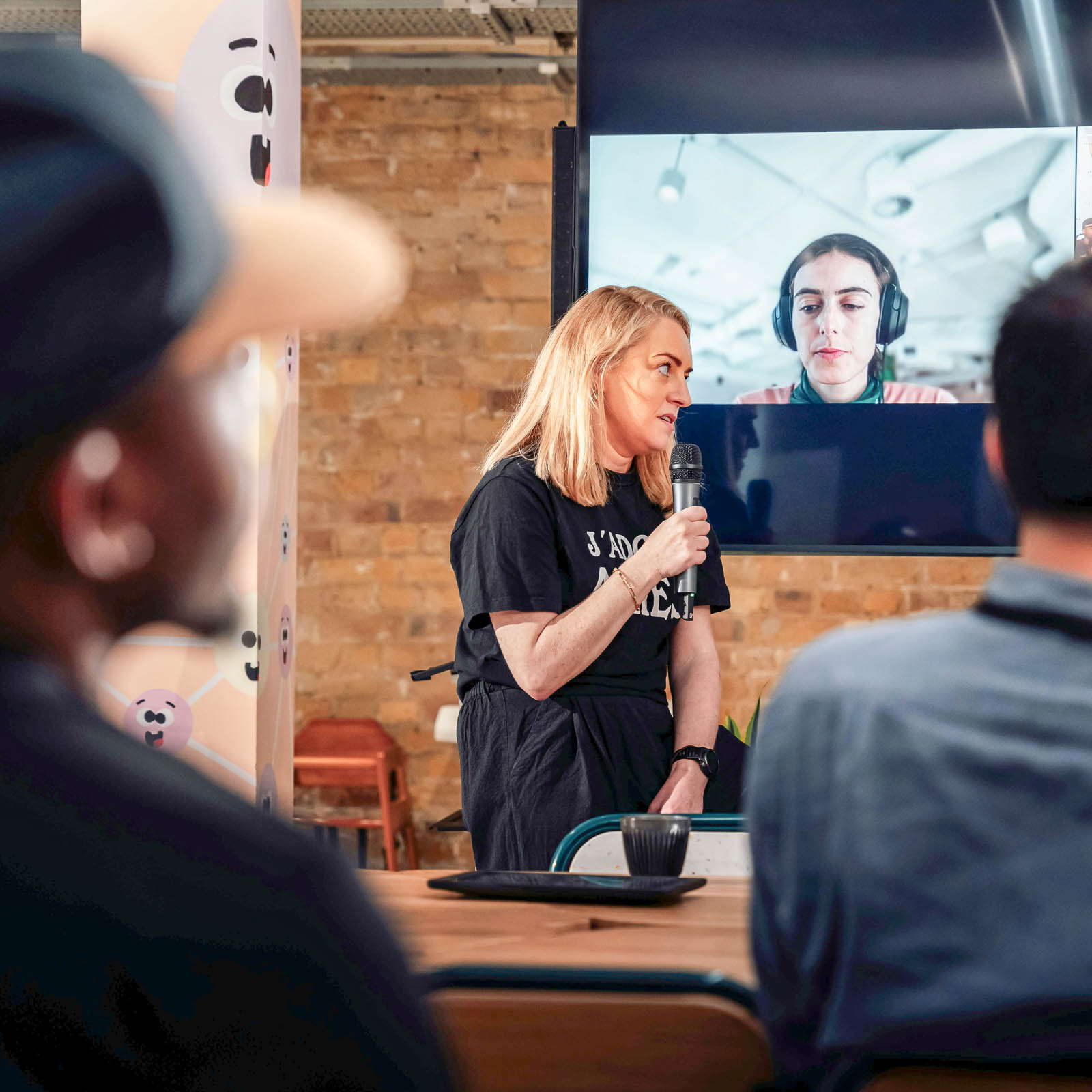 Konferenz mit Publikum und Online Teilnehmern auf Bildschirm bei Business Event