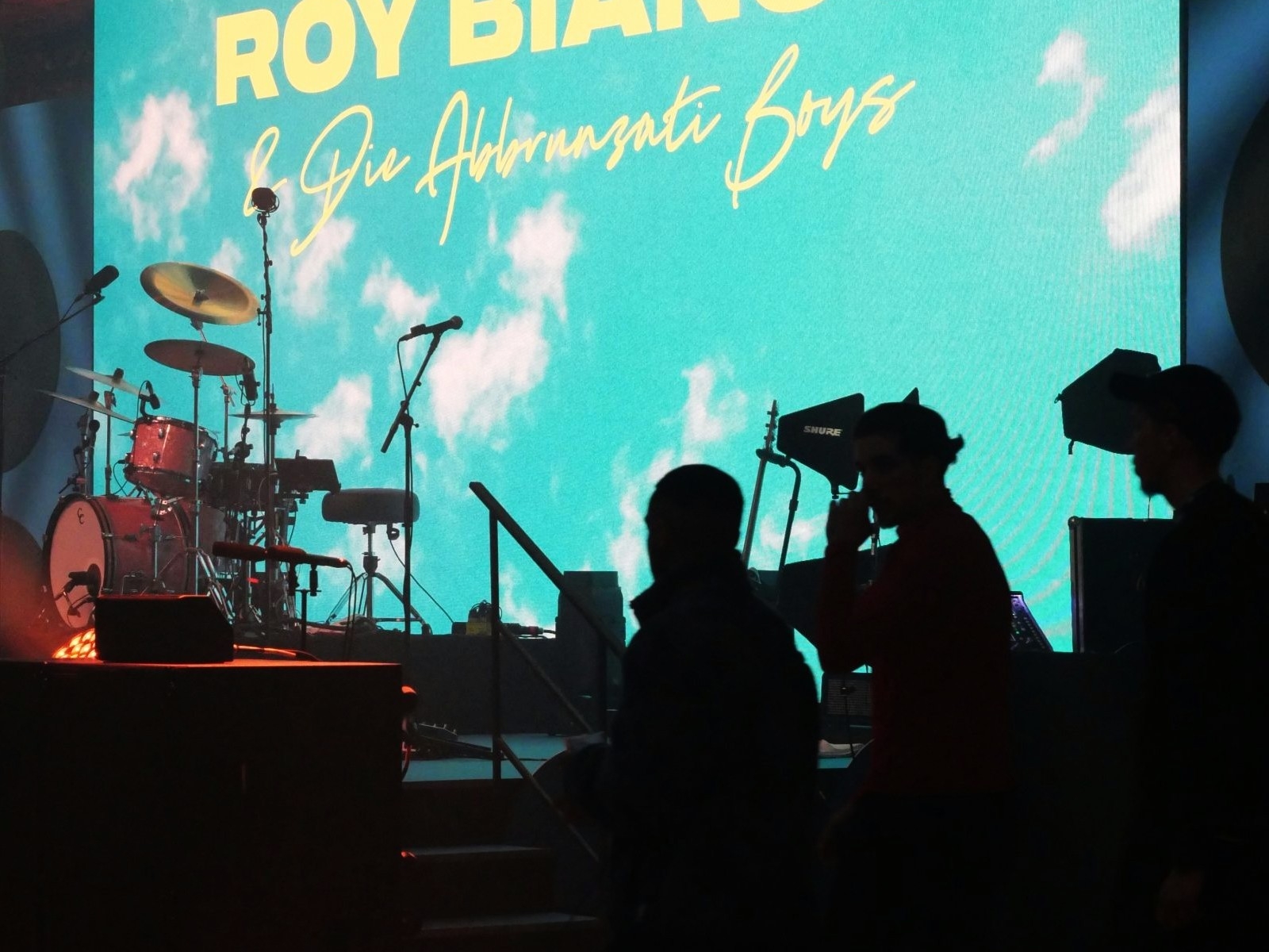 Konzertpublikum vor Bühne mit LED-Leinwand und Bühnenlicht bei Live-Musikveranstaltung