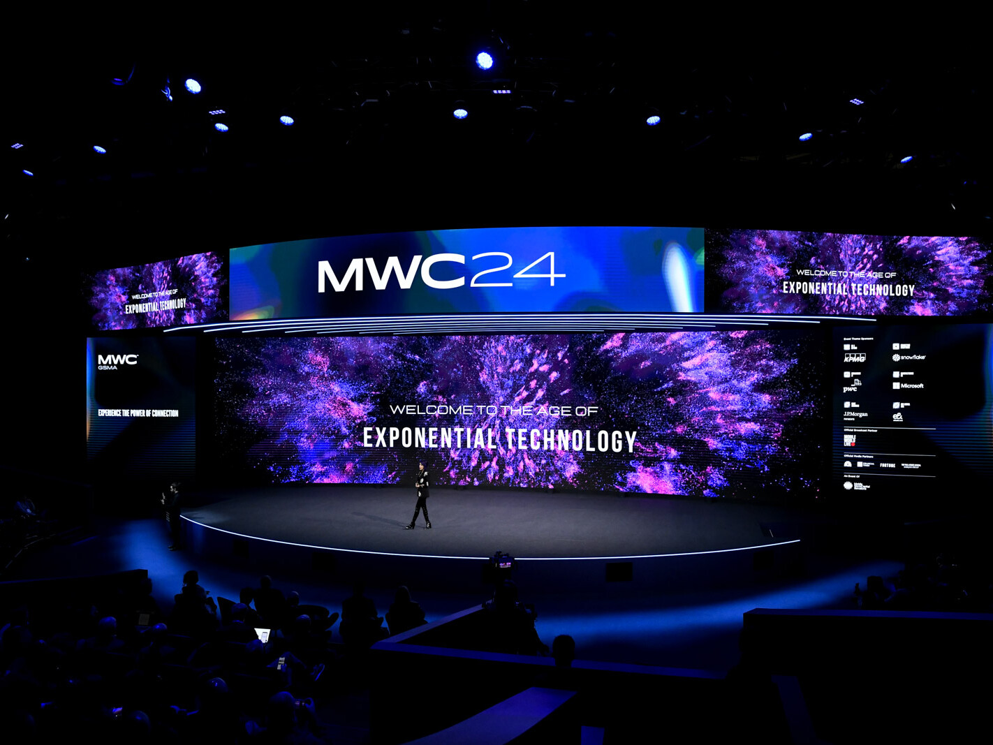 Konferenzbühne mit großer LED-Videowand und Präsentation bei einem Business-Event mit Publikum