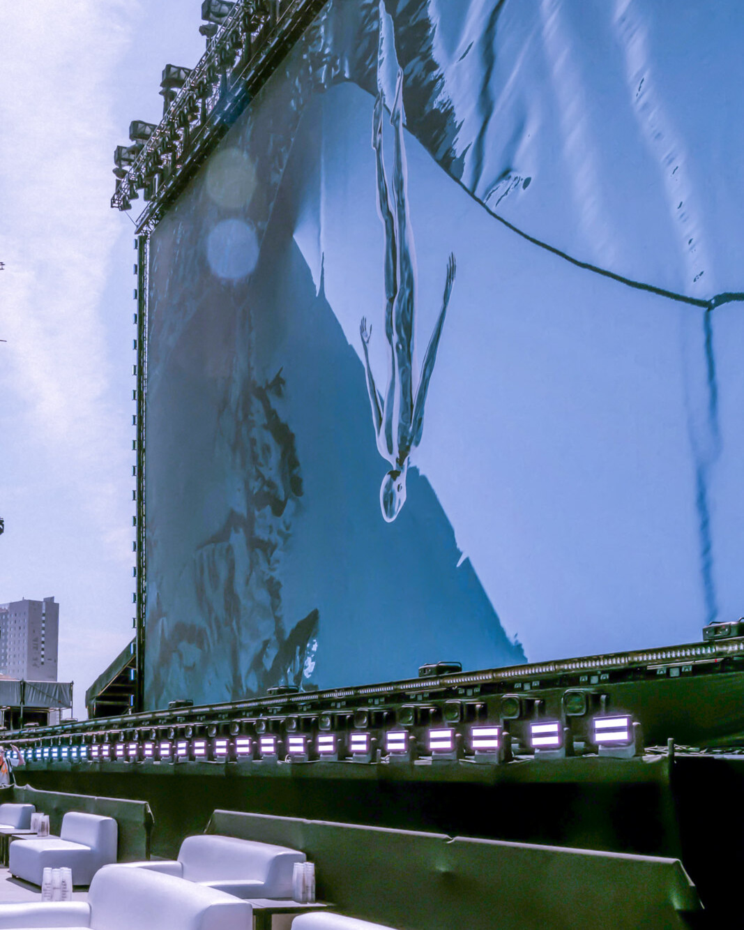 Große Outdoor LED-Videowand mit Unterwasser-Visual bei einem Event mit Sitzbereich im Freien